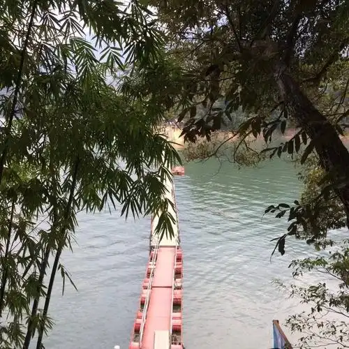 浮桥行上去嘅时候总系觉得随时会散哈哈哈因为距下面系空油桶利用油桶