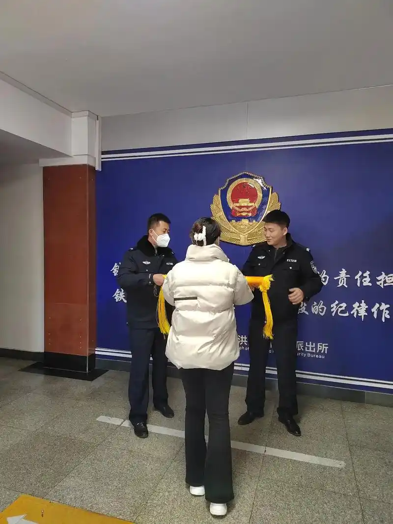 传递正能量 #后续 #警察 #送锦旗 #感恩 大家都关注的 - 抖音