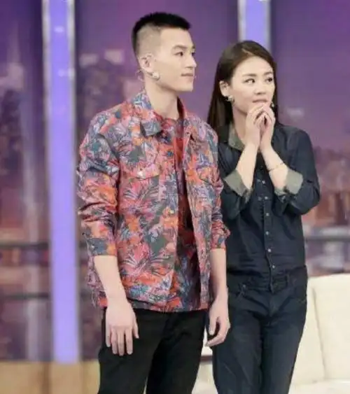 马思纯与男友秀恩爱挽手回家疑同居男方不戴口罩随地吐痰遭批