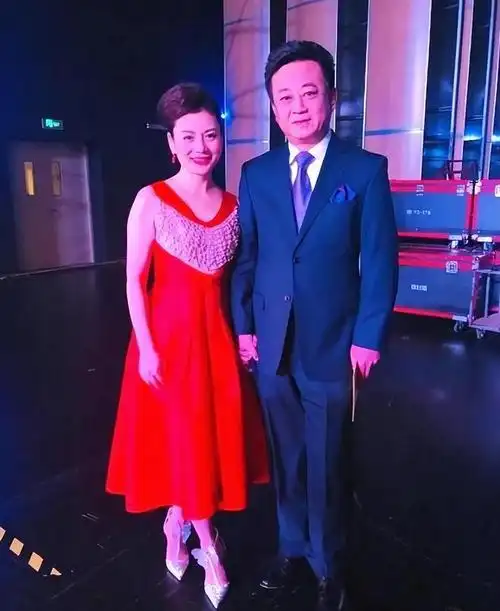 "央视一哥"朱军52岁娇妻的美丽优雅气质不输董卿,朱军捡到宝了
