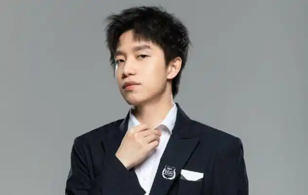 edg主教练clearlove今天出场换了个寸头发型