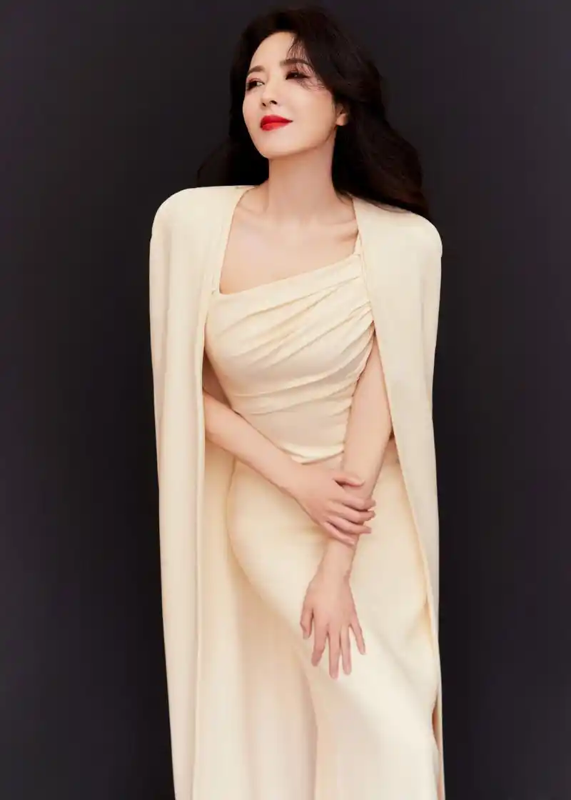 曾黎白色披风长裙气质写真!