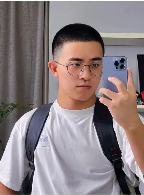 圆寸头就是超短的男士发型,周边推的几乎接近于光光的效果,干干净净