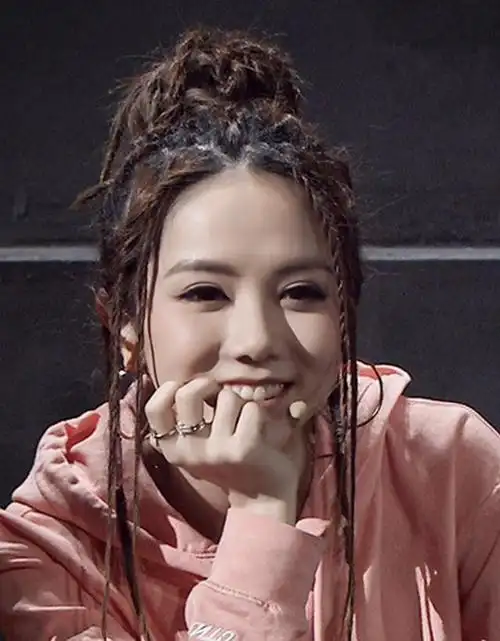 邓紫棋太皮了,一个月换七种发型,嘻哈女神两不耽误,中分也好美_网易