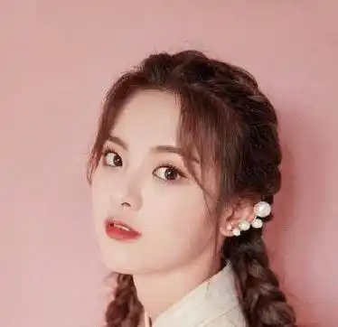 麻花辫新发型给你的春日减龄妆加个段位!清新动人,明媚活波没商量