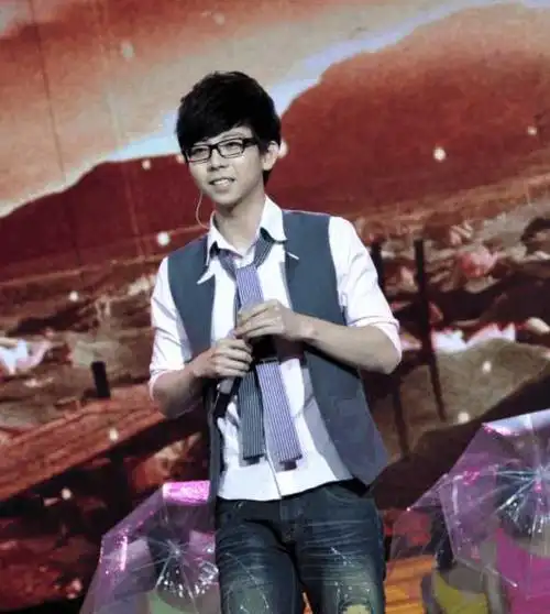 胡夏,公布的身高一米八二.有谁知道他一米八二?