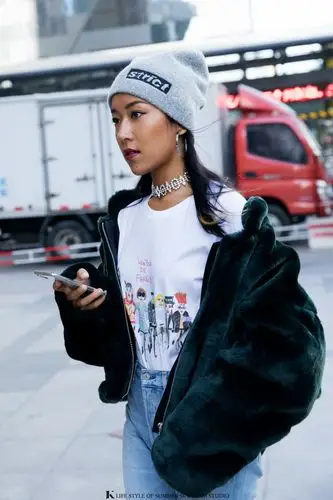 近日,吉克隽逸工作室曝光了黑美人的一组时尚街拍照片,在零下温度玩转