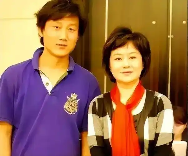 鞠萍:从中专生变身央视一姐,被前夫伤透了心,44岁携子再嫁