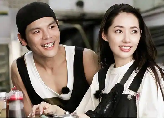 郭碧婷与向佐同台红毯亮相:容颜显著衰老,面部轮廓松弛_电影节_状态