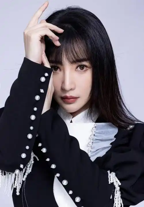 柳岩突破往日拍照风格,照片惊艳,网友:眼神彷徨_好身材_生活_镜头