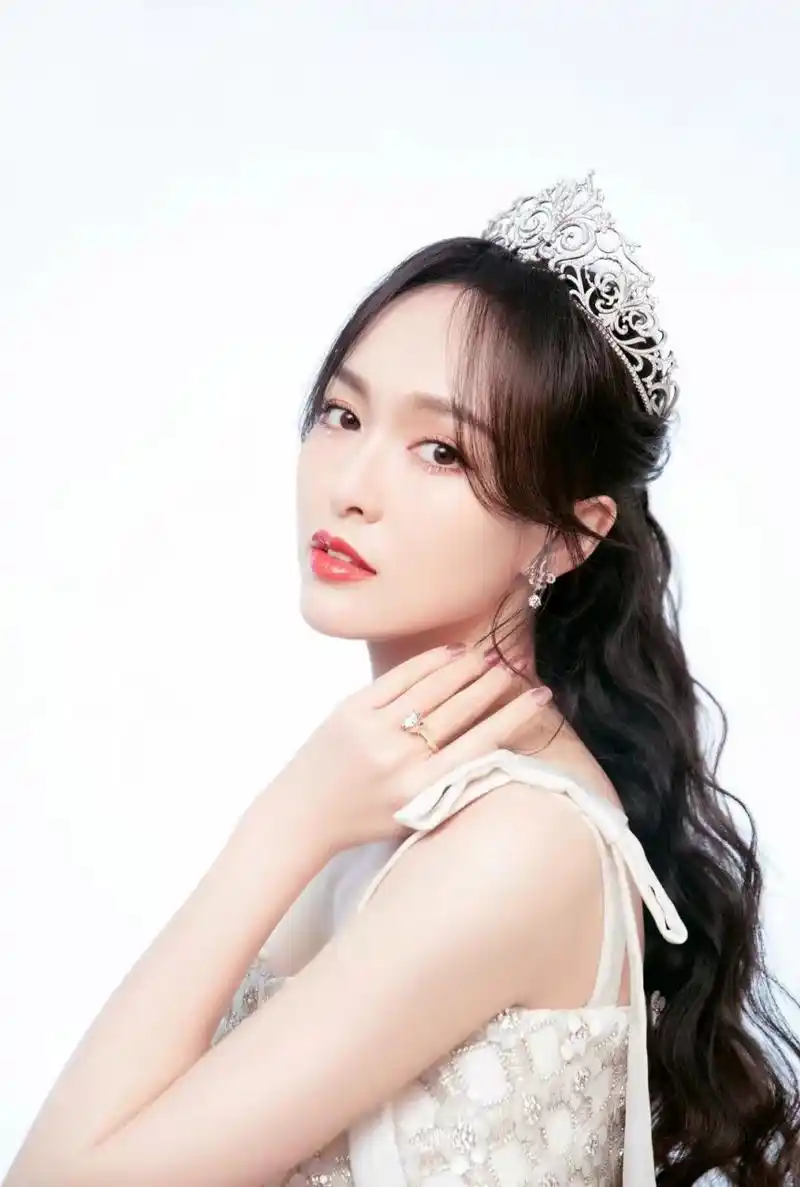 美女唐嫣,头戴皇冠,像公主一样美丽动人.#唐嫣# #金秋图文动态创作节