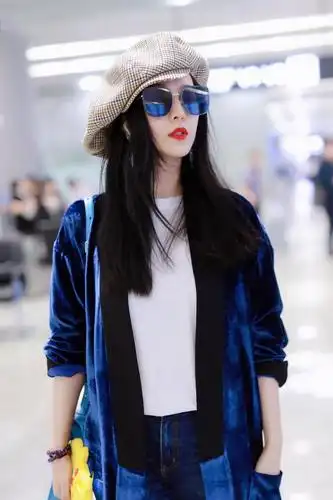 范冰冰身材高挑,这种长款的衬气场的穿搭其实很符合她的范爷气质,深色