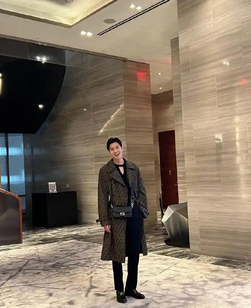 组图:宋慧乔李敏镐同框看秀 两人穿着精致干练豪门姐弟即视感