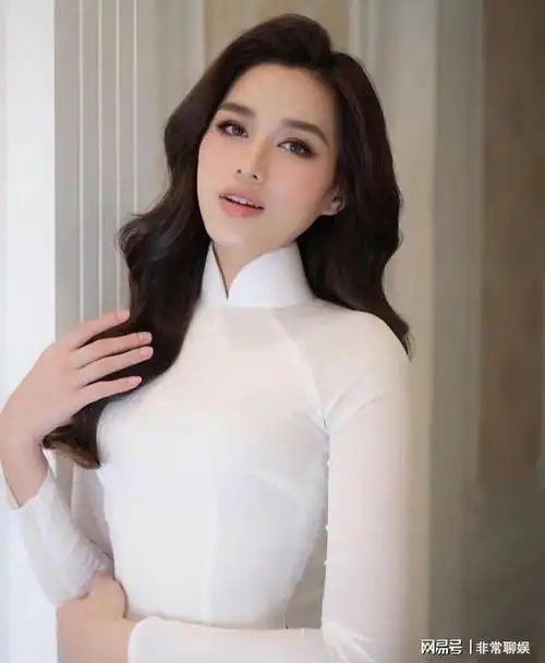越南选美小姐身穿穿奥黛撩粉丝:大长腿,白肤,绝美身材
