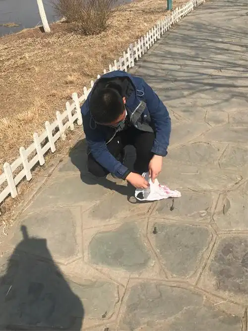 七(5)班 弯弯腰 ,捡起的是文明 ,赢得的是尊重.