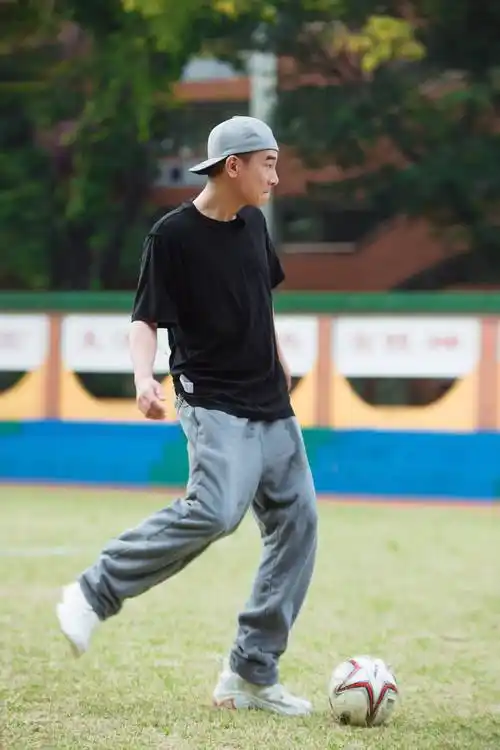 大湾仔的夜超龄球赛火热开赛寿星梁汉文举办别样生日宴