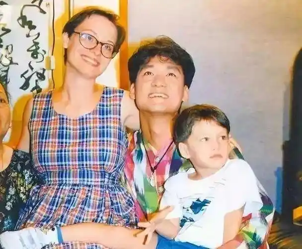 周华健与妻子结婚38年同框虽被嘲差距大但实则却是人生赢家