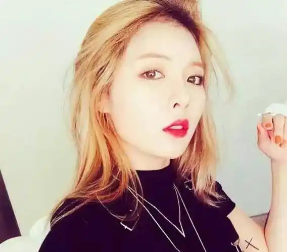 在当时,因为troublemaker这个组合的缘故,频频传出了金泫雅和张贤胜