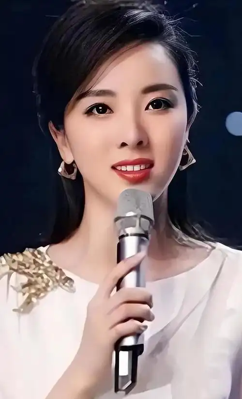 你听说过央视的那位风头正劲的女主持人李思思吗?没错,就是她!