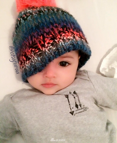 出生自带美瞳效果!瑞典宝宝大眼乖萌走红