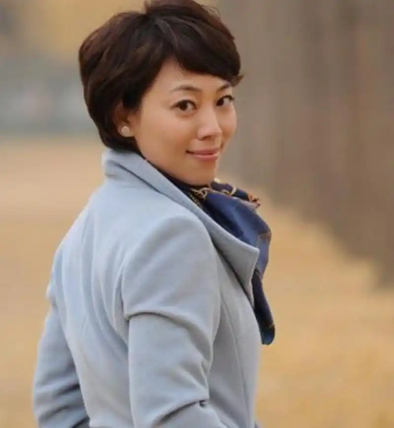 央视美女主持人,短发造型美貌如花,你更喜欢哪一位?