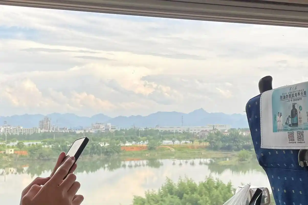 高铁车窗外的风景美如画～ 早知道今天太阳不晒的话,就应该做窗边的