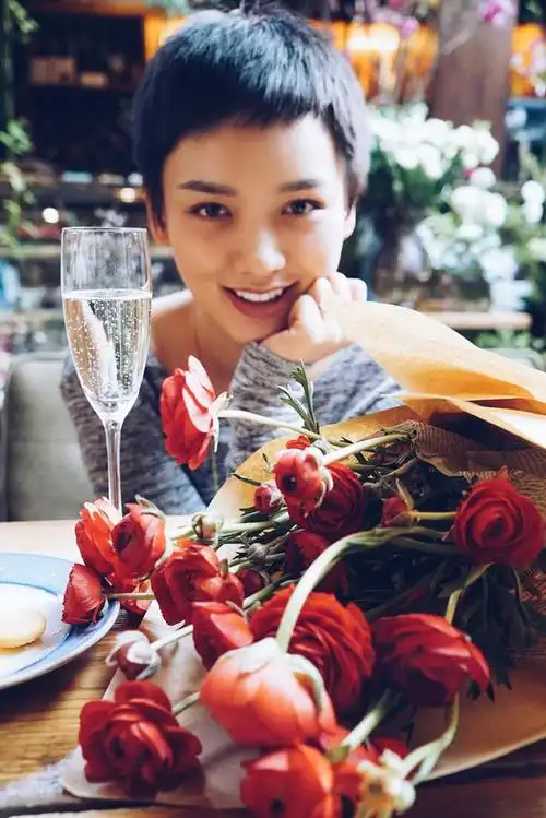 芳华首曝预告片李晓峰用手风琴演绎战火青春