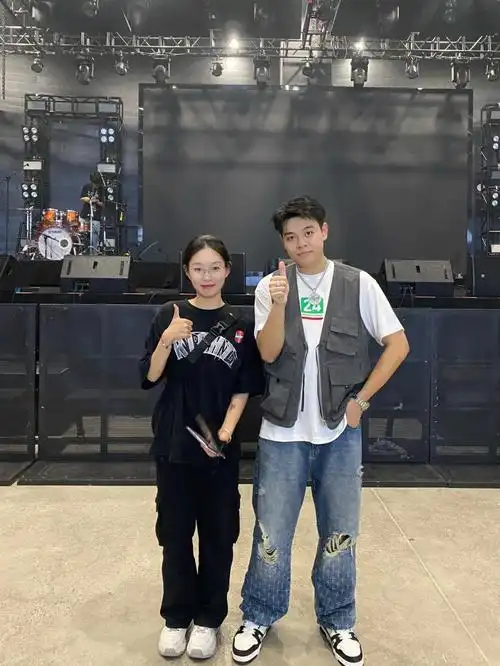 小仙站在面前真的美呆了#cj周密  #大帅哥  #周芯竹