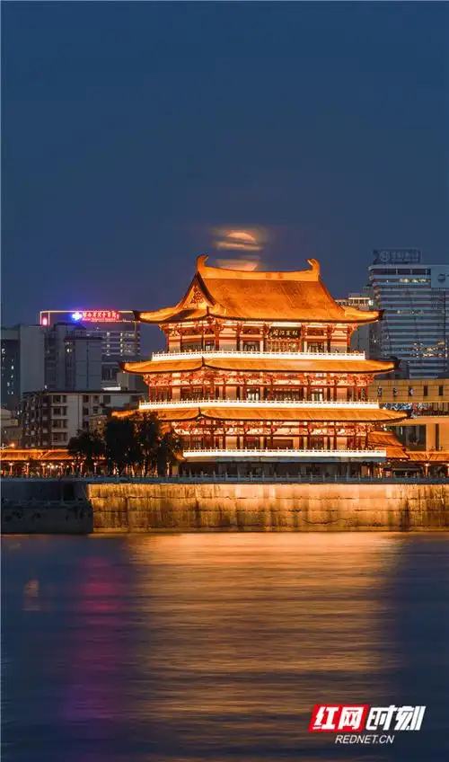 看"超级月亮"爬上杜甫江阁-国际在线