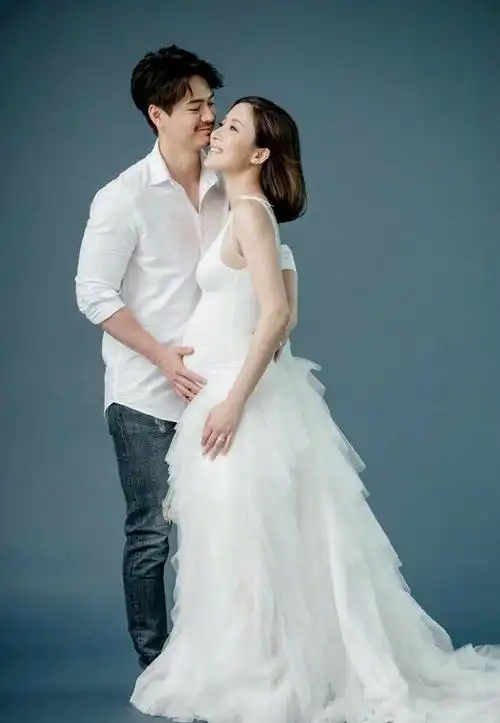 香港女星杨怡产女,老公罗仲谦晒合照喜笑颜开(组图)