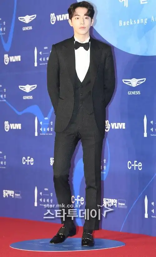 组图:南柱赫亮相百想红毯 穿西装身材比例修长