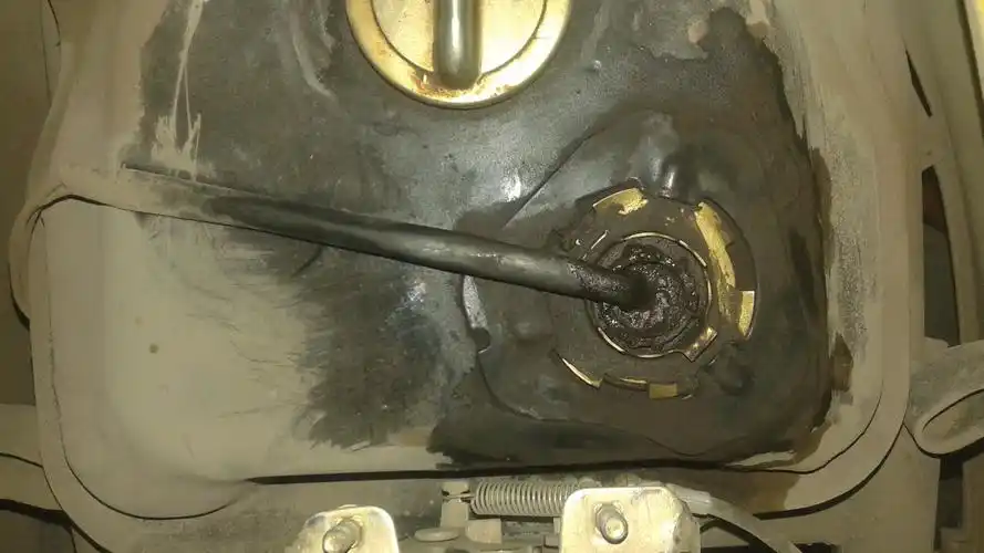 油箱漏油,大神看一下,这个能修好吗,还是得换油箱