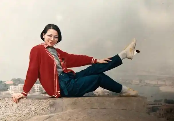 甜歌女神仲小萍:为了儿子30年不嫁,最后却落得悲惨的下场