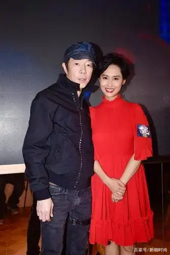 朱茵终究是老了,穿撞色针织衫与老公拍写真,面部岁月感明显