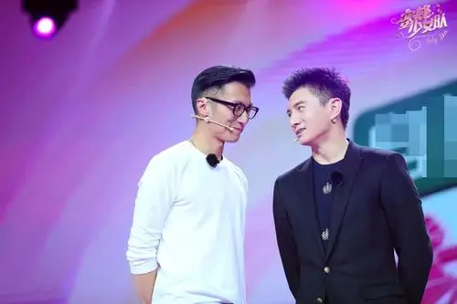 吴奇隆谢霆锋各出奇招蜜蜂少女当众换装