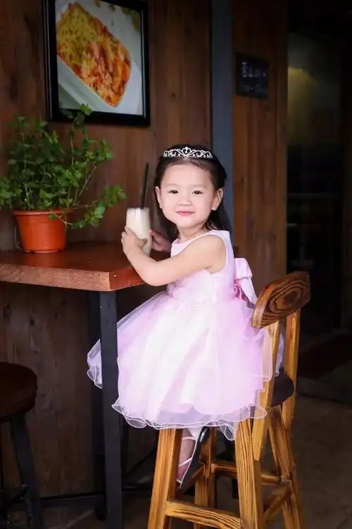 张庭的女儿从小到大一直被吐槽丑可现在的她越长越美有国际范