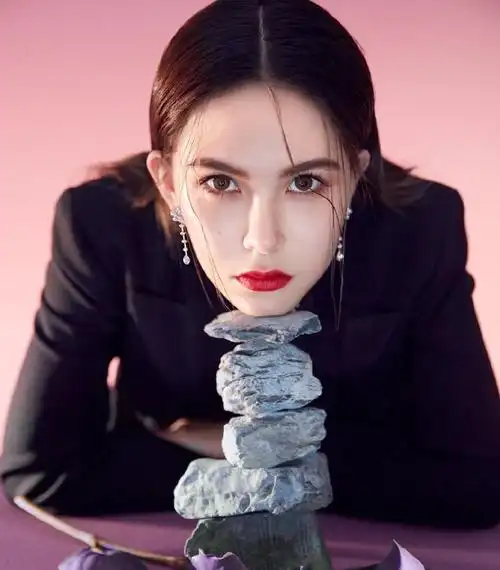 最近昆凌的最新写真照片曝光出来,照片中昆凌身穿一件无袖的红色格子