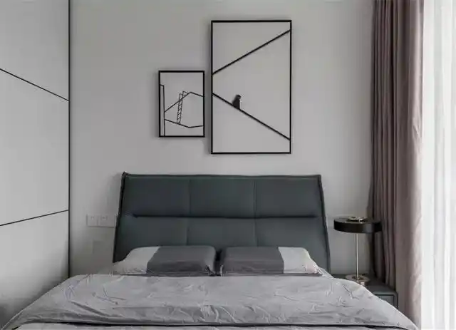 这间卧室少女感满满,粉 蓝搭配的床被清新少女,棕色窗帘又给空间带点