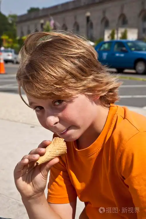 男孩喜欢吃冰淇淋