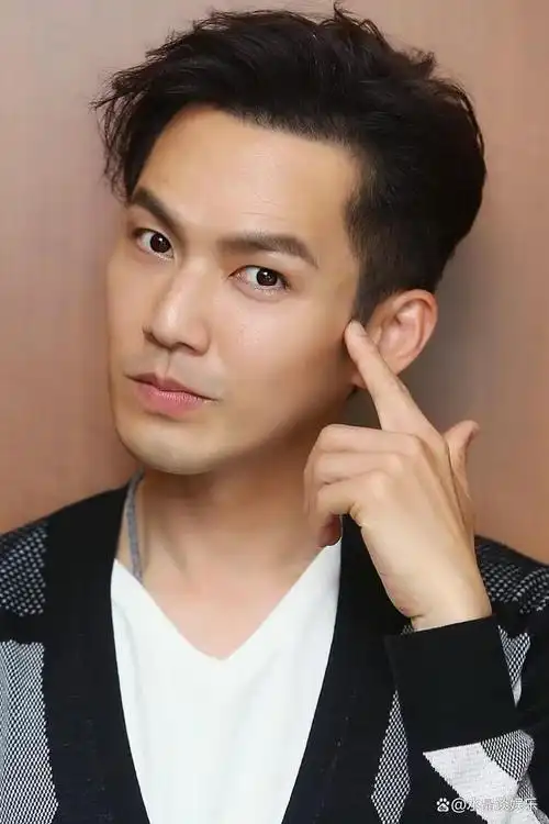 据悉,新娘恰好是钟汉良的粉丝,并亲自为她的粉丝见证了婚礼.