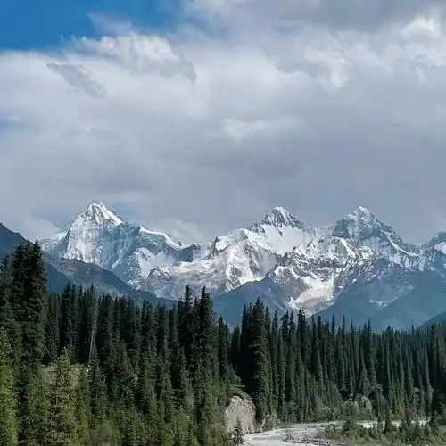 在新疆走进最美的雪山