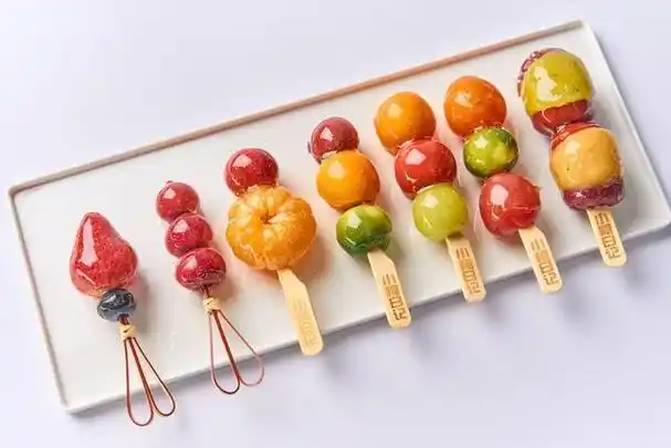 相比于传统的冰糖葫芦,小糖日记的小串糖葫芦更加精致,每一串糖葫芦都