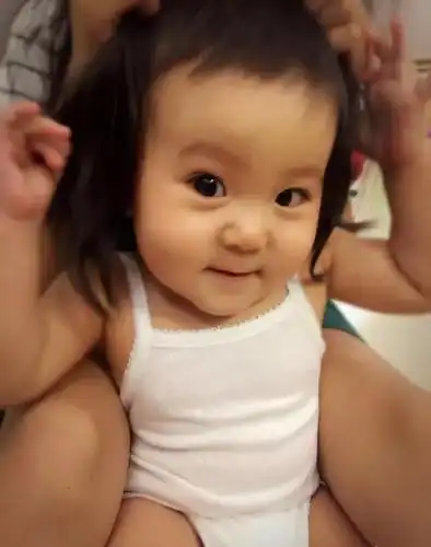 贾静雯女儿被称为最小网红"咘咘"玩起直播萌翻天