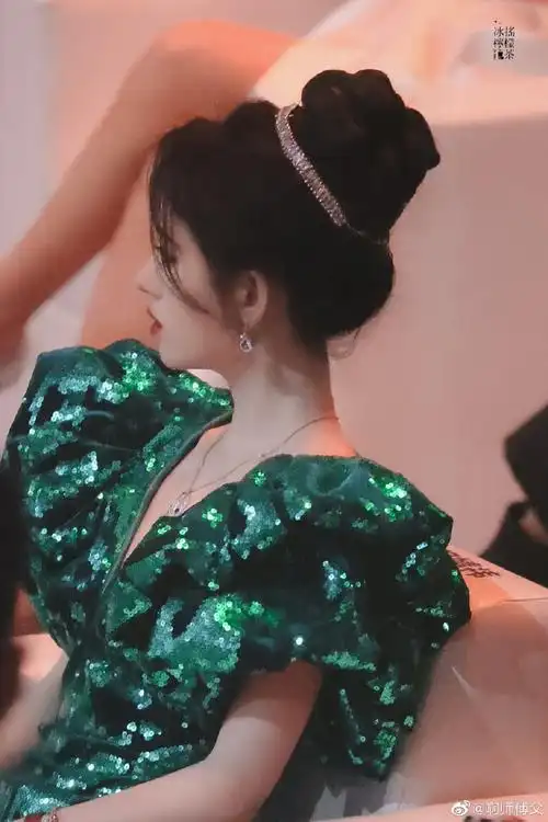 鞠婧祎[超话]#jjy#鞠婧祎墨绿珠光鱼尾裙# . 来自u一个他 - 微博