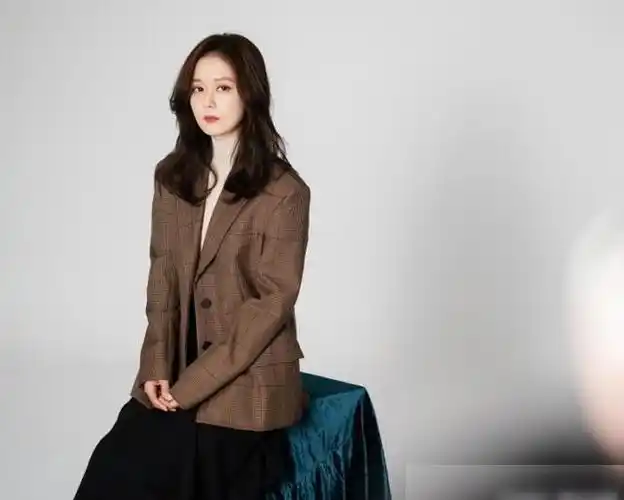 38岁张娜拉最新写真曝光西装革履眼神撩人冻龄容颜美出了天际