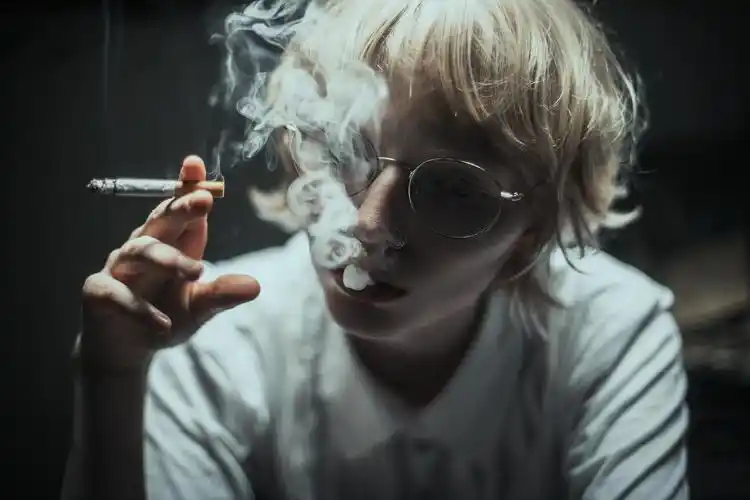 nose rings,壁纸,高清壁纸人物,美女,金发,短发,眼镜美女,抽烟,香烟