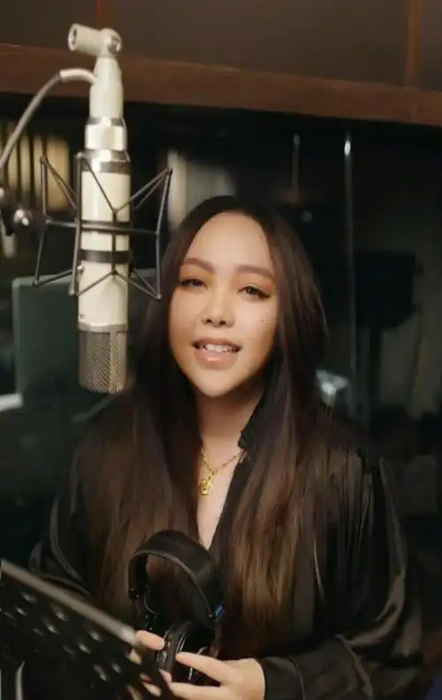 张惠妹近况瘦了,年近50皮肤依旧紧致,戴粗金项链好惹眼