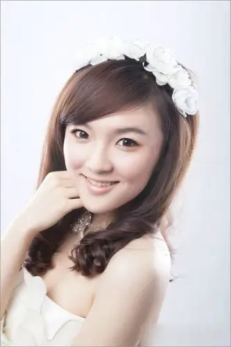 清新自然的新娘造型让自己变的与众不同