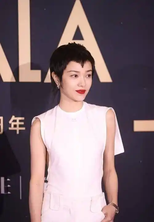 郭采洁为了显高还挺拼的穿拖地裤显腿真长但发型让人挺意外