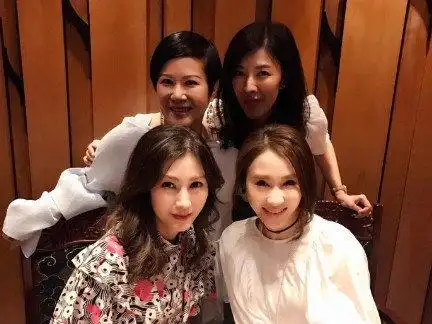 李嘉欣黎姿合照# 果然岁月从不败美人,两. 来自剧情前线 - 微博